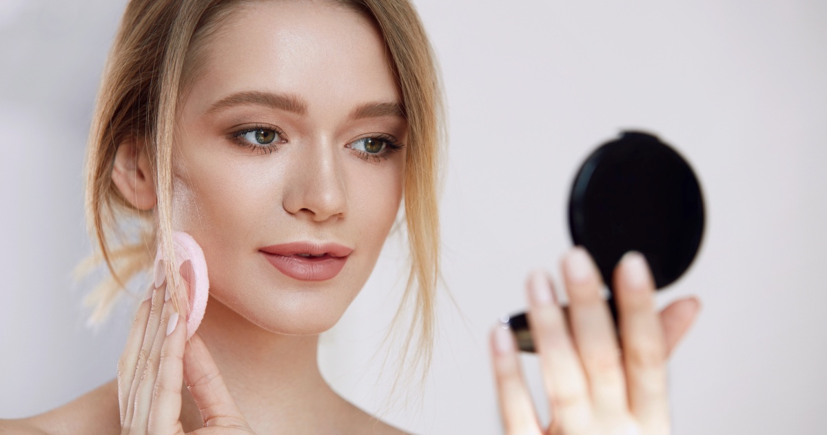 How to Make Your Makeup Last All Day (No Touch Ups Needed) 1 How to Make Your Makeup Last All Day Featured