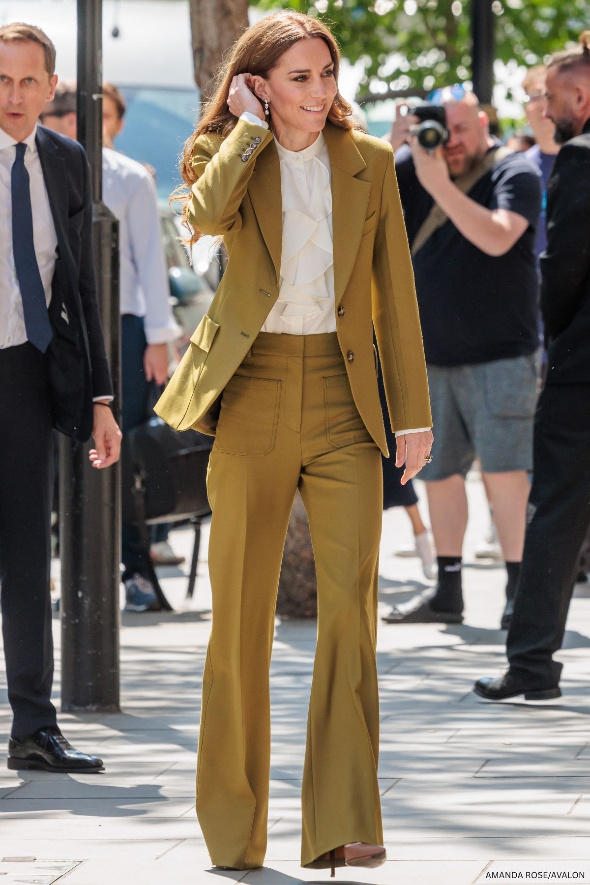 Kate Middleton wears olive green suit by Victoria Beckham to present fashion award 1 Kate Middleton Fashion Award Green Suit