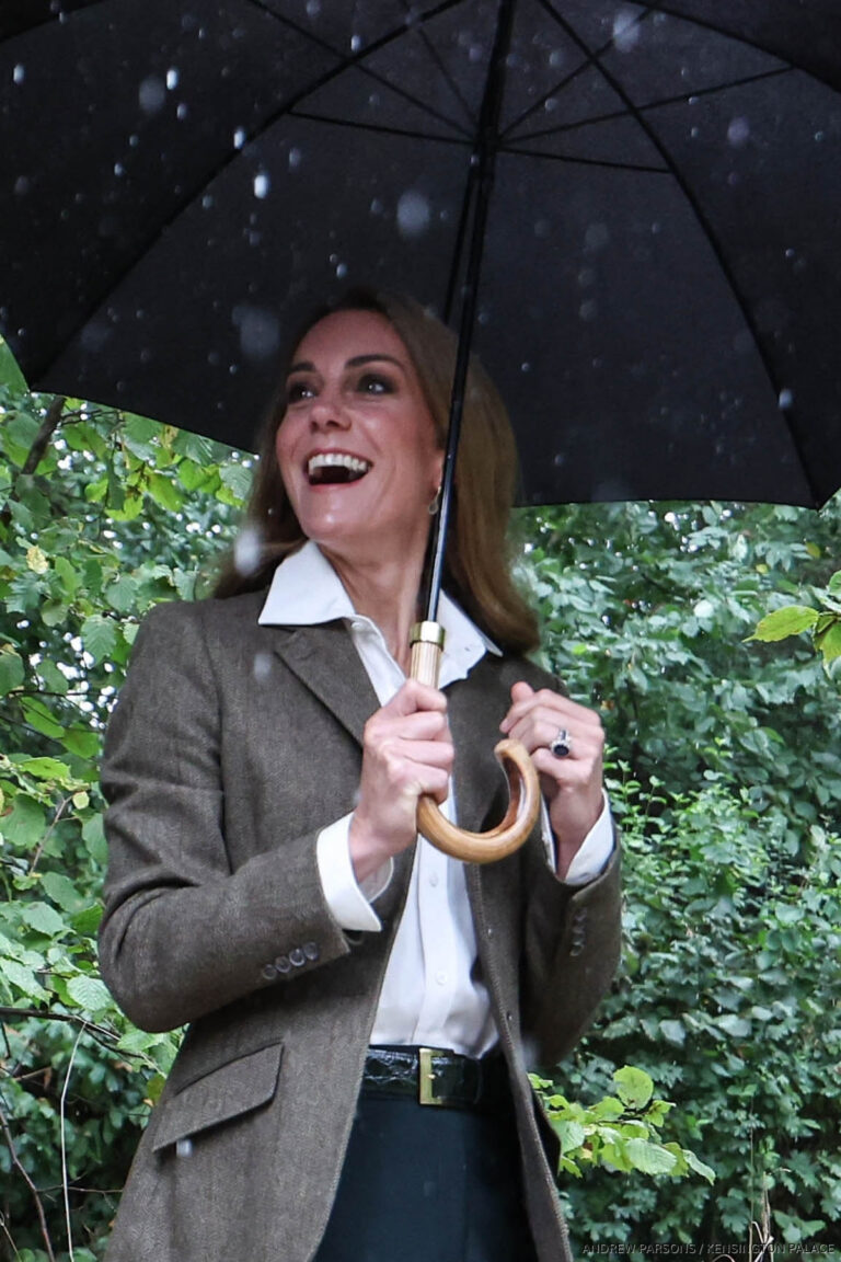 Kate Middleton braves the rain as she tours National History Museum gardens